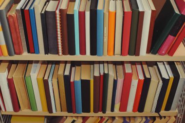 Beyaz arkaplan üzerine kitap yığını