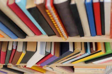 Kütüphanedeki rafta kitap yığını