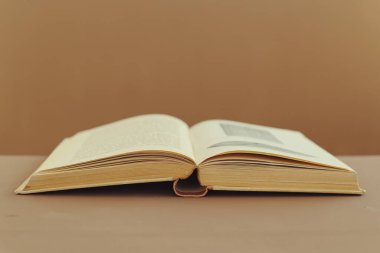 Ahşap arkaplan üzerine kitabı aç