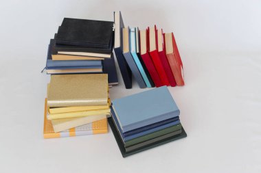 kitaplar ve eğitim konsepti. Farklı renklerin yığını.