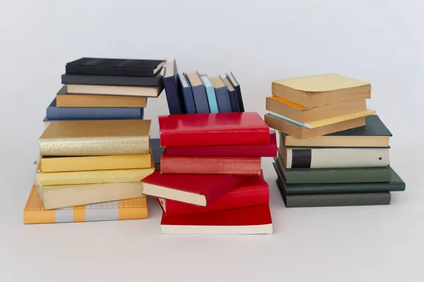 Bücherstapel Auf Weißem Hintergrund Bildungs Und Lernkonzept Darstellung — Stockfoto