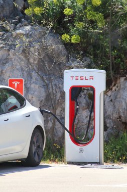 Vrgorac, Hırvat, 03.05.2023.Tesla vagonu şarj istasyonunda.