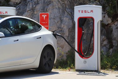 Vrgorac, Hırvat, 03.05.2023.Tesla vagonu şarj istasyonunda.