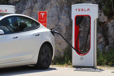 Vrgorac, Hırvat, 03.05.2023.Tesla vagonu şarj istasyonunda.