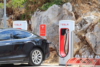 Vrgorac, Hırvat, 03.05.2023.Tesla vagonu şarj istasyonunda.