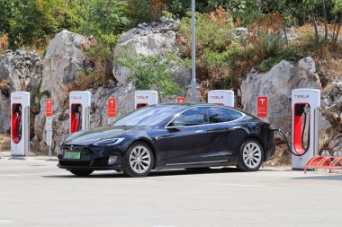 Vrgorac, Hırvat, 03.05.2023.Tesla vagonu şarj istasyonunda.