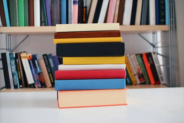 Pila Libros Sobre Mesa Madera Biblioteca —  Fotos de Stock