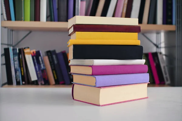Kütüphanedeki Ahşap Masada Yığınla Kitap — Stok fotoğraf