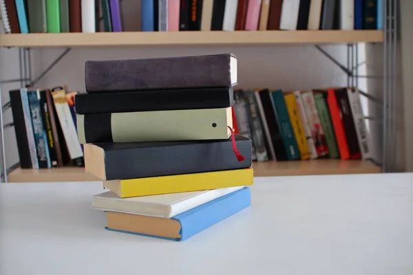 図書館の木のテーブルの上の本の山 — ストック写真