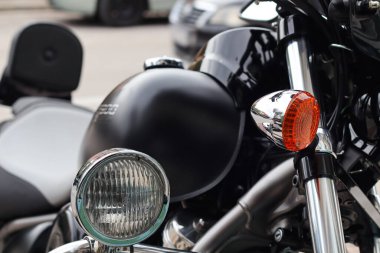 Hırvatistan 'ın Split kentinde 06.03.2023.Caddeye park etmiş bir motosikletin yakın çekimi