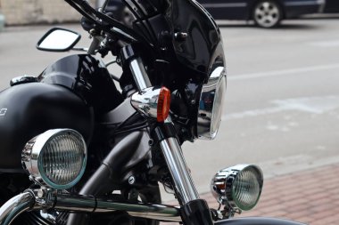 Hırvatistan 'ın Split kentinde 06.03.2023.Caddeye park etmiş bir motosikletin yakın çekimi