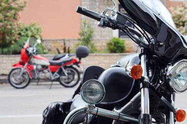 Hırvatistan 'ın Split kentinde 06.03.2023.Caddeye park etmiş bir motosikletin yakın çekimi