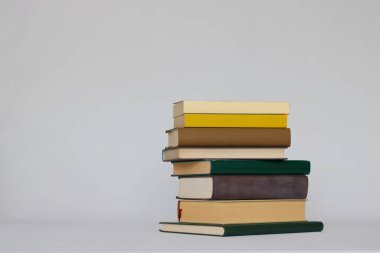 Kitap yığını ve eğitim konsepti