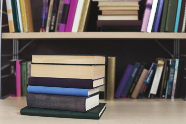 kitaplık ve kitaplık yığını, yakın plan