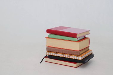 Ahşap masa arka plan üzerinde kitap yığını