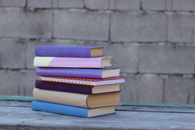 Ahşap masa arka plan üzerinde kitap yığını