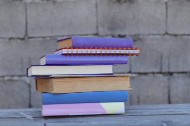 Ahşap masa arka plan üzerinde kitap yığını