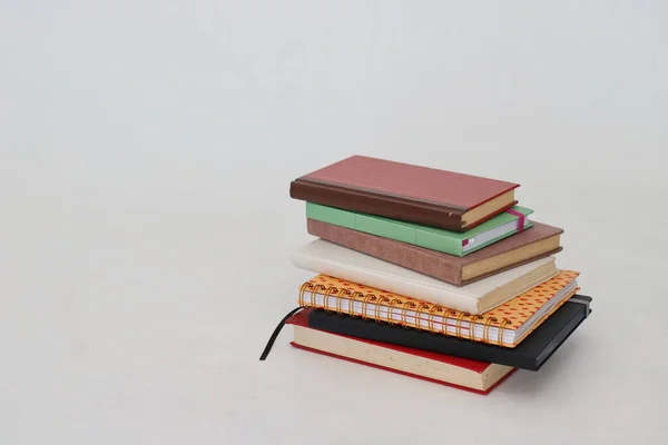 Stapel Von Büchern Auf Holztischhintergrund — Stockfoto