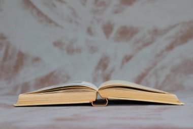 Ahşap arkaplan üzerine kitabı aç