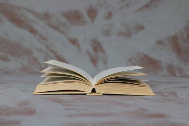 Ahşap arkaplan üzerine kitabı aç