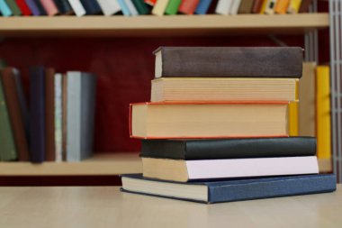 Kitaplık arka planında kitap yığını olan kitap yığını. eğitim ve öğrenme kavramı.