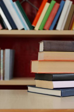 Kitaplık arka planında kitap yığını olan kitap yığını. eğitim ve öğrenme kavramı.