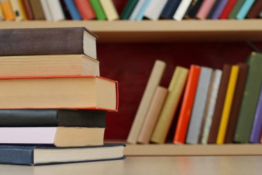 Kitaplık arka planında kitap yığını olan kitap yığını. eğitim ve öğrenme kavramı.