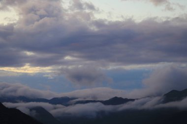 Bulutları ve mavi gökyüzü olan güzel bir manzara.