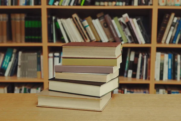 Bücherstapel Mit Einem Stapel Bücher Auf Bücherregalhintergrund Bildungs Und Lernkonzept — Stockfoto