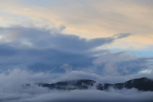 Belas Nuvens Nas Montanhas — Fotografia de Stock