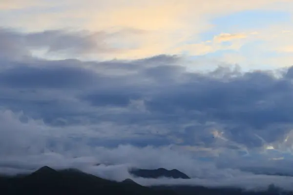 Schöne Wolken Den Bergen — Stockfoto