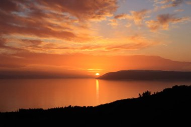Denizin üzerinde güzel bir gün batımı