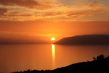 Denizin üzerinde güzel bir gün batımı