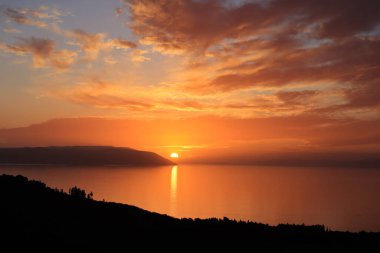 Gölün üzerinde güzel bir gün batımı