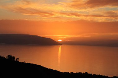 Denizin üzerinde güzel bir gün batımı