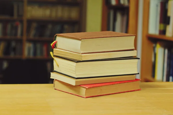 Pile Livres Sur Table Bois Dans Bibliothèque — Photo