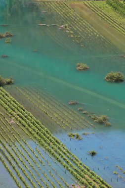 Dağlardaki nehrin havadan görünüşü