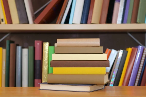 Pila Libros Sobre Mesa Madera Biblioteca — Foto de Stock