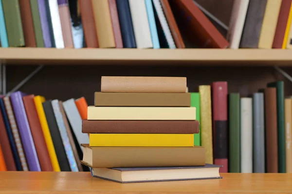 Pila Libros Sobre Mesa Madera — Foto de Stock