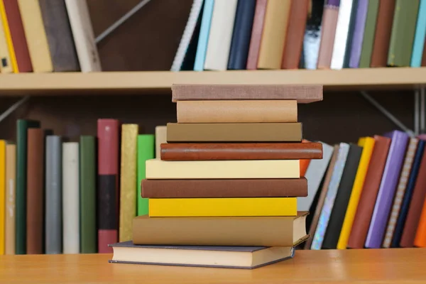 Stapel Böcker Träbord — Stockfoto