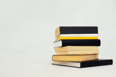 Beyaz arkaplan üzerine kitap yığını
