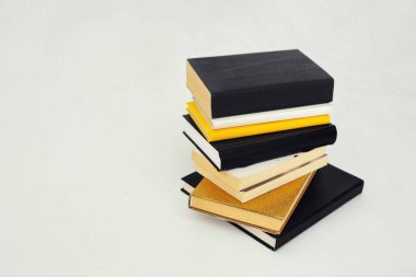 Beyaz üzerine kitap yığını