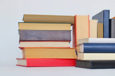 Beyaz arkaplan üzerine kitap yığını