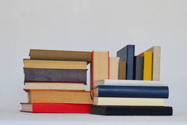 Beyaz arkaplan üzerine kitap yığını.