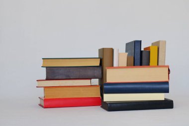 Kütüphanede bir yığın kitap