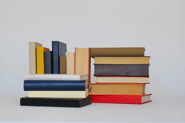 Nyitott Könyv Halom Régi Könyvek Közelről Elszigetelt Fehér Háttér Könyvtárban — Stock Fotó