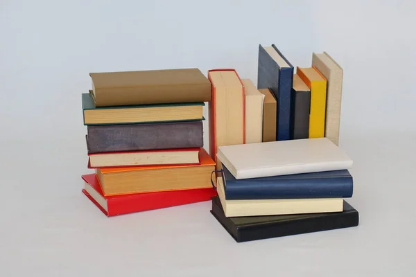 Stapel Bunter Bücher Auf Weißem Hintergrund Platz Für Text Zurück — Stockfoto