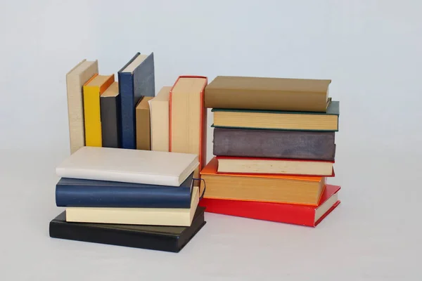 Pila Los Libros Sobre Mesa Blanca — Foto de Stock