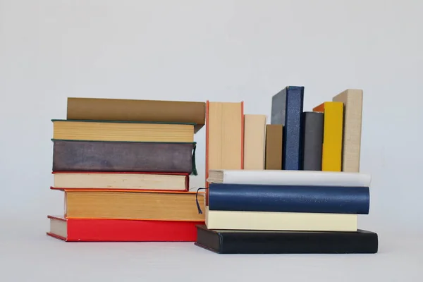 Bücherstapel Isoliert Auf Weißem Hintergrund Bildungskonzept — Stockfoto