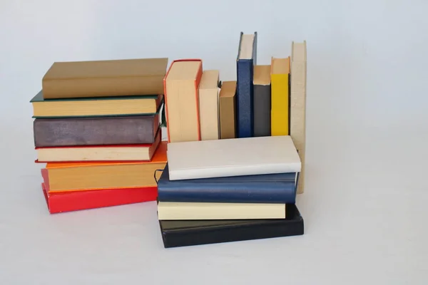 Köteg Könyvek Különböző Nyelveken Fehér Alapon — Stock Fotó